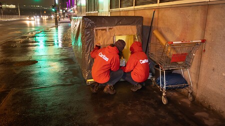 Nachtstreetwork mit den Mitabeiterinnen Sabine und Corinna der Caritas Wien / Gruft - Betreuungszentrum für Wohnungslose, Besuch bei Toni, der in einem selbstgebauten Verschlag wohnt.