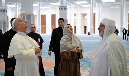 Papst beim Besuch der Moschee in Algier
