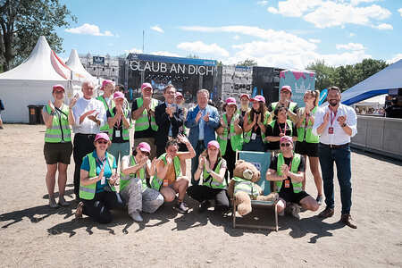 Erzbischof Josef Grünwidl mit dem Team der Festivalseelsorge